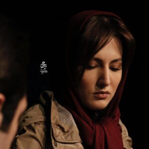 Samira Hosseini Instagram - آلبوم اجرای نمایشنامه «او نیمه آشکار من بود» 
کارگردان : علیرضا حاتمی 
Photo: @mahya.pezeshkiyan 🌹