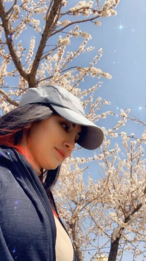 Samira Hosseini Instagram - با تو انگار تو بهشتم باتو پر سعادتم من ، دیگه از مرگ نمی ترسم عاشق شهامتم من…💚

بهار فصل زندگی ، 
زندگی تون زیباست؟ 
دوست دارین ادامه بدین با همه سختی هاش؟ یا نه!
#سمیراحسینی #samirahosseini