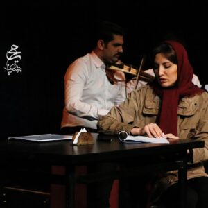Samira Hosseini Instagram - آلبوم اجرای نمایشنامه «او نیمه آشکار من بود» 
کارگردان : علیرضا حاتمی 
Photo: @mahya.pezeshkiyan 🌹