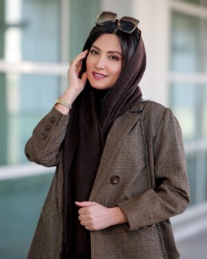 Samira Hosseini Instagram - هر روز کوچه آفتاب را می گذراند از تن سردش و ملحفه ی سیاه بزرگ آسمان ، خود را سپر ش می کند حتی اگر من نباشم ، چونان که عمارت فخرالسادات در ته کوچه باغمان ، امسال صد سال از بی حضور شازده هایش  می گذرد و  آخ نگفته است… 
من ، این من ، غرق شده در منیت سرشار از آگراندیسمان تفکراتم ، همچنان مهم میپندارم خود را …غافل از پوچی زمان …. 
Dress designer: @m.i.n.i.m.a.l.style 
Photo: @sara_a_mrdi & @qazal_baqeri