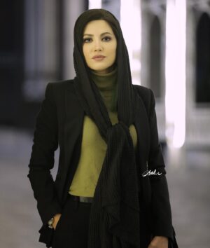 Samira Hosseini Instagram - گاهی باید ندید و نشنید ، گاهی باید تنها لبخند زد به هر آنچه که از بدی و تلخی به سمتت روان می کنند… 
و دنیا یک روز است …
دوست دارم آنچه از من جاری می ماند در هستی عشق باشد و مهر💫💚 
Photo: @sara_a_mrdi