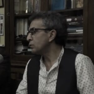 Samira Hosseini Instagram - “سمفونی مردگان” نواخته شد و تو خاکت را تکاندی و راه افتادی، همراهش شدی، در این “سال بلوا “که تن هایی چون تو را از قلم گرفت و “پیکر فرهاد “ های عاشق را همراه یادهای “ذوب شده “ در دل مردمان شان به تاریخ سپرد …
قلمت “تماما مخصوص “می ماند به یادگار تا ابد ای بزرگ اندیشه … 
۱۴۰۱/۰۶/۱۰
#عباس_معروفی 
#نویسنده #شاعر #ناشر
