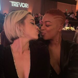 Samira Wiley Instagram - #aboutlastnight #loveisloveislove #trevorlive

Hair: @barberdolltheslayer 
Makeup: @mjr_makeup
📸: @kikiwi3!