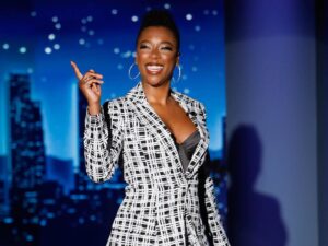 Samira Wiley Instagram - Had the best time with @JimmyKimmel tonight! #Kimmel @JimmyKimmelLive #ABC Tonight at 11:35pm EDT/PDT

Makeup: @mjr_makeup 
Hair: @neekobackstage_ 
Suit: @csiriano 
Styling: @samsaboura
