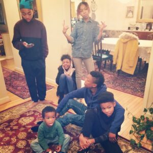 Samira Wiley Instagram - 1) Bruh... I swear.... if you don’t put yo phone down right now and smile for this gotdang family photo...🤬 2) Cheese! 😁

#familyphoto #turkeyday #latergram