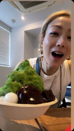 Sammi Cheng Instagram - 💚💚💚💚
戒口五個月。
終於完成目標。
現在，可以隨意食了。
簡直係胃部放題。😁