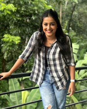 Samskruthy Shenoy Instagram - Smile.... it's free therapy 😊❤

Makeup - @tonisha.kapileswarapu 🙃
Hairstyle - @tonisha.kapileswarapu 🙈
PC - @tonisha.kapileswarapu 🤗

#instastyle #instadaily #happiness #smilemore #worryless #trending #fashion #trendingsongs #samskruthy #samskruthyshenoy