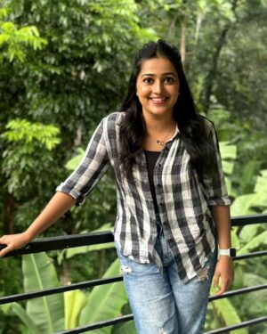 Samskruthy Shenoy Instagram - Smile.... it's free therapy 😊❤

Makeup - @tonisha.kapileswarapu 🙃
Hairstyle - @tonisha.kapileswarapu 🙈
PC - @tonisha.kapileswarapu 🤗

#instastyle #instadaily #happiness #smilemore #worryless #trending #fashion #trendingsongs #samskruthy #samskruthyshenoy
