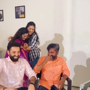 Samskruthy Shenoy Instagram - Fun times on the location of #gayathrideviendeamma 
VC - @monisha_monukutty
Partner in crime -@tonisha.kapileswarapu 😝

#shootingdiaries🎥 #shootinglocation #funtimes #partnerincrime #trendingreels #prank #gayathrideviendeamma #serial #gayathrideviendeamma