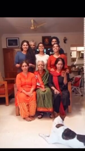 Samyukta Hornad Instagram - ನಗುವಿನಾಸೆ ನಾ… 

On this day, four years ago… it’s a lil hazy… 

Missing Ajji Bhajji and Mr.Guldu 🐶

#Staviragiriya written by PuTiNa (Puti Narasimha Achar)

Composed by @pallavi_md 🌸

@grumpyoldbelawadi @meghana.belawadi @teju.belawadi @chandrubelawadi @shantanuhornad