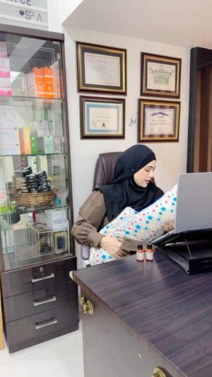 Sana Khan Instagram - So our Little Tariq Jamil Saab was exactly 45 days old here when I started to work again from my clinic @facespabysanakhan 😍

It was so empowering for me to do so coz I wasn’t confident tht I would start working so soon.
But Alhamdullilah with the help of Allah & my family I could do so🤲🏻

I knw it’s not easy for many of you’ll n the struggle is real it was same for me🙂

Sharing this video because it’s very close to my heart & this was a beautiful moment to experience.

#sanakhan #anassaiyad ##saiyadtariqjamil