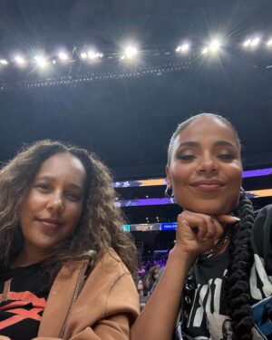 Sanaa Lathan Instagram - @gpbmadeit took me to an #LaSparks game 🥰 #Repost @espnw Sanaa Lathan, AKA Monica Wright-McCall, is back watching her former team. A “Love & Basketball” reunion for the Sparks 💜

(🎥 @wnba