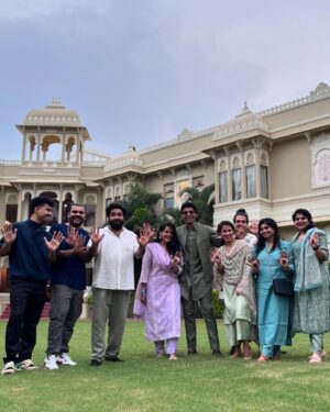 Sanah Kapur Instagram - Cause everyone hasnt had enough of a shadi hangover so let me add some lemon to your water…😉🥰

#Mehendi #friendswedding #wedding #shaadi #bigfatindianwedding #friendslikefamily #candid #nofilter