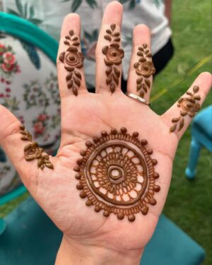Sanah Kapur Instagram - Cause everyone hasnt had enough of a shadi hangover so let me add some lemon to your water…😉🥰

#Mehendi #friendswedding #wedding #shaadi #bigfatindianwedding #friendslikefamily #candid #nofilter