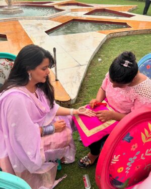 Sanah Kapur Instagram - Cause everyone hasnt had enough of a shadi hangover so let me add some lemon to your water…😉🥰

#Mehendi #friendswedding #wedding #shaadi #bigfatindianwedding #friendslikefamily #candid #nofilter