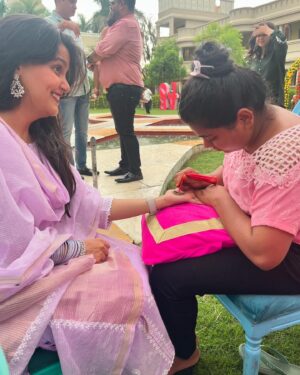 Sanah Kapur Instagram - Cause everyone hasnt had enough of a shadi hangover so let me add some lemon to your water…😉🥰

#Mehendi #friendswedding #wedding #shaadi #bigfatindianwedding #friendslikefamily #candid #nofilter