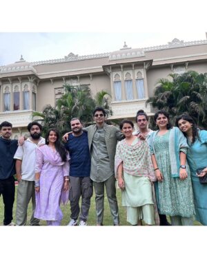 Sanah Kapur Instagram - Cause everyone hasnt had enough of a shadi hangover so let me add some lemon to your water…😉🥰

#Mehendi #friendswedding #wedding #shaadi #bigfatindianwedding #friendslikefamily #candid #nofilter