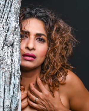 Sandhya Shetty Instagram - Work has always been my passion and acting has taken it a notch higher🙏🙏❤️🤗 

"Acting is the ultimate passion—transforming into someone else while discovering deeper parts of yourself."

#sandhyashetty #Nofear 
#actor #supermodel #internationalspeaker #CommonWealthKarateChampion2015 #style #fashion #womenpower #fitness #happy #talent #emotions #films #actorslife #bollywood #hollywood #Dharavibank #coronapapers #mylifemyrules ❤ 

Videographer @aslamshaikh104
Lights @pravin_jadhav_photography