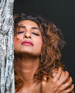 Sandhya Shetty Instagram - Work has always been my passion and acting has taken it a notch higher🙏🙏❤️🤗 

"Acting is the ultimate passion—transforming into someone else while discovering deeper parts of yourself."

#sandhyashetty #Nofear 
#actor #supermodel #internationalspeaker #CommonWealthKarateChampion2015 #style #fashion #womenpower #fitness #happy #talent #emotions #films #actorslife #bollywood #hollywood #Dharavibank #coronapapers #mylifemyrules ❤ 

Videographer @aslamshaikh104
Lights @pravin_jadhav_photography