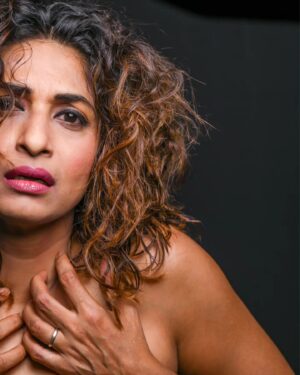 Sandhya Shetty Instagram - Work has always been my passion and acting has taken it a notch higher🙏🙏❤️🤗 

"Acting is the ultimate passion—transforming into someone else while discovering deeper parts of yourself."

#sandhyashetty #Nofear 
#actor #supermodel #internationalspeaker #CommonWealthKarateChampion2015 #style #fashion #womenpower #fitness #happy #talent #emotions #films #actorslife #bollywood #hollywood #Dharavibank #coronapapers #mylifemyrules ❤ 

Videographer @aslamshaikh104
Lights @pravin_jadhav_photography