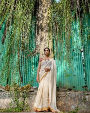 Sandhya Shetty Instagram - Simplicity and Grace with the magical drape of Saree ❤️

#sandhyashetty #Nofear 
#actor #supermodel #internationalspeaker #CommonWealthKarateChampion2015 #style #fashion #womenpower #fitness #saree  #royal #jewellery #nosering #actorslife #bollywood #hollywood #Dharavibank #coronapapers #mylifemyrules ❤

Photographer @aslamshaikh104
Designer @kaushikshrimanker
Makeup @ramaniya_by_apoorvaks
Hair @beautyblush_07