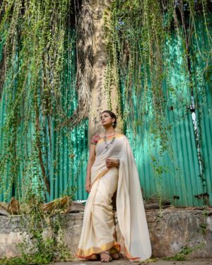Sandhya Shetty Instagram - Simplicity and Grace with the magical drape of Saree ❤️

#sandhyashetty #Nofear 
#actor #supermodel #internationalspeaker #CommonWealthKarateChampion2015 #style #fashion #womenpower #fitness #saree  #royal #jewellery #nosering #actorslife #bollywood #hollywood #Dharavibank #coronapapers #mylifemyrules ❤

Photographer @aslamshaikh104
Designer @kaushikshrimanker
Makeup @ramaniya_by_apoorvaks
Hair @beautyblush_07
