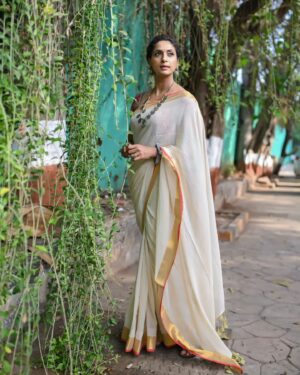 Sandhya Shetty Instagram - Simplicity and Grace with the magical drape of Saree ❤️

#sandhyashetty #Nofear 
#actor #supermodel #internationalspeaker #CommonWealthKarateChampion2015 #style #fashion #womenpower #fitness #saree  #royal #jewellery #nosering #actorslife #bollywood #hollywood #Dharavibank #coronapapers #mylifemyrules ❤

Photographer @aslamshaikh104
Designer @kaushikshrimanker
Makeup @ramaniya_by_apoorvaks
Hair @beautyblush_07