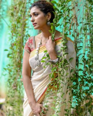 Sandhya Shetty Instagram - Simplicity and Grace with the magical drape of Saree ❤️

#sandhyashetty #Nofear 
#actor #supermodel #internationalspeaker #CommonWealthKarateChampion2015 #style #fashion #womenpower #fitness #saree  #royal #jewellery #nosering #actorslife #bollywood #hollywood #Dharavibank #coronapapers #mylifemyrules ❤

Photographer @aslamshaikh104
Designer @kaushikshrimanker
Makeup @ramaniya_by_apoorvaks
Hair @beautyblush_07