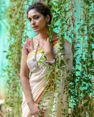 Sandhya Shetty Instagram - Simplicity and Grace with the magical drape of Saree ❤️

#sandhyashetty #Nofear 
#actor #supermodel #internationalspeaker #CommonWealthKarateChampion2015 #style #fashion #womenpower #fitness #saree  #royal #jewellery #nosering #actorslife #bollywood #hollywood #Dharavibank #coronapapers #mylifemyrules ❤

Photographer @aslamshaikh104
Designer @kaushikshrimanker
Makeup @ramaniya_by_apoorvaks
Hair @beautyblush_07