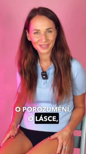 Sandra Nováková Instagram - Je to tak dámy! Dlouho jsem nevěděla, o co vlastně přicházím. A musím uznat, že od té doby, je můj muž snesitelnější😂 Ty benefity jsou prostě nesporné:

 1. Ochrana proti protečení až na 12 hodin díky vysoce absorpčním vrstvám kalhotek s nepropustnou technologií, vhodné pro silnou menstruaci.
 2. Znovupoužitelné až po dobu 4 let (na základě 60 pracích cyklů)
 3. o.b.®️ menstruační kalhotky vám poskytnou extra ochranu díky jedinečným podlepeným švům, které zabraňují protečení v oblasti lemů kalhotek.
 4. Vrstva kalhotek, která je v kontaktu s pokožkou, je vyrobena ze 100% organické bavlny, takže poskytuje pocit měkkosti, prodyšnosti a pohodlí po celý den či noc.
 5. Používáním snížíte spotřebu jednorázového plastu z menstruačních potřeb, jedny o.b.®️ menstruační kalhotky nahrazují až 4 výměny vložek.
 6. Díky technologii FormFlex™️ jsou menstruační kalhotky elastické, pohodlné a příjemné. Jsou vhodné pro každý typ postavy.
 #spoluprace #ob #NemusíšMěnit
@tampony_o.b._czsk