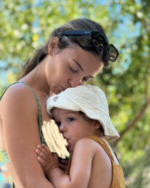 Sandra Silva Instagram - Semana mundial do aleitamento materno 🤱🏽💜

Disclaimer: válido qualquer caminho e qualquer escolha, este é apenas um post sobre amamentação. 

Por aqui vamos com 2,5 anos desta dança, um momento só nosso ✨ Um caminho que começou sem estarmos alinhados, mas graças a ajuda foi possível.

Partilho o texto da querida @inesrpais munido de informação fidedigna “A amamentação é uma das formas mais eficazes de garantir a saúde e a sobrevivência de um bebé e criança. Seja em que país ou em que tipo de família for, porque o leite materno é o combustível-ouro para o corpo de um bebé.

Se todos os bebés do mundo entre os 0 e os 2 anos fossem amamentados de forma optimizada, poderiam salvar-se mais de 820.000 vidas de bebés e crianças com menos de 5 anos, anualmente (OMS, 2023).

O leite materno não é só sobre o fornecimento de calorias. É protetor de doença, para o bebé (infeções, diarreias, diabetes, obesidade…) e para a mãe (cancro da mama e do ovário, osteoporose, diabetes, depressão…), melhora o desenvolvimento infantil, traz ganhos económicos para a família e para o país pela redução dos custos de saúde, melhora o desempenho académico e está associado a rendimentos mais elevados na vida adulta.

Eu sei que enquanto sociedade nos custa ouvir isto - e não sou eu que o digo, a lactação humana é uma ciência amplamente estudada. Custa-nos porque de facto a maioria não consegue amamentar, apesar da maioria querer (em Portugal, apenas 22% dos bebés são exclusivamente amamentados por 6 meses). Mas no grosso dos casos não é porque o corpo falha, como tantas vezes fazem parecer. É porque vigora um tremendo desapoio à amamentação. Desapoio, que é ainda mais danoso que a ausência de apoio. E isso não é culpa das mães.

Precisamos de mais literacia, precisamos de mais gente no barco a entender que a amamentação é assunto sério, precisamos de capacitar, precisamos de verdadeiramente estar do lado dos bebés e das mães - e isso também é estar do lado de tudo o resto. A amamentação é assunto de todos e por isso o seu (bom) apoio precisa de se tornar acessível a todos.” 

#semanamundialdoaleitamentomaterno