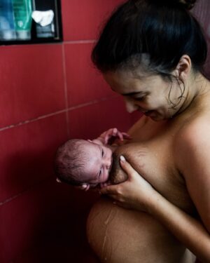 Sandra Silva Instagram - Semana mundial do aleitamento materno 🤱🏽💜

Disclaimer: válido qualquer caminho e qualquer escolha, este é apenas um post sobre amamentação. 

Por aqui vamos com 2,5 anos desta dança, um momento só nosso ✨ Um caminho que começou sem estarmos alinhados, mas graças a ajuda foi possível.

Partilho o texto da querida @inesrpais munido de informação fidedigna “A amamentação é uma das formas mais eficazes de garantir a saúde e a sobrevivência de um bebé e criança. Seja em que país ou em que tipo de família for, porque o leite materno é o combustível-ouro para o corpo de um bebé.

Se todos os bebés do mundo entre os 0 e os 2 anos fossem amamentados de forma optimizada, poderiam salvar-se mais de 820.000 vidas de bebés e crianças com menos de 5 anos, anualmente (OMS, 2023).

O leite materno não é só sobre o fornecimento de calorias. É protetor de doença, para o bebé (infeções, diarreias, diabetes, obesidade…) e para a mãe (cancro da mama e do ovário, osteoporose, diabetes, depressão…), melhora o desenvolvimento infantil, traz ganhos económicos para a família e para o país pela redução dos custos de saúde, melhora o desempenho académico e está associado a rendimentos mais elevados na vida adulta.

Eu sei que enquanto sociedade nos custa ouvir isto - e não sou eu que o digo, a lactação humana é uma ciência amplamente estudada. Custa-nos porque de facto a maioria não consegue amamentar, apesar da maioria querer (em Portugal, apenas 22% dos bebés são exclusivamente amamentados por 6 meses). Mas no grosso dos casos não é porque o corpo falha, como tantas vezes fazem parecer. É porque vigora um tremendo desapoio à amamentação. Desapoio, que é ainda mais danoso que a ausência de apoio. E isso não é culpa das mães.

Precisamos de mais literacia, precisamos de mais gente no barco a entender que a amamentação é assunto sério, precisamos de capacitar, precisamos de verdadeiramente estar do lado dos bebés e das mães - e isso também é estar do lado de tudo o resto. A amamentação é assunto de todos e por isso o seu (bom) apoio precisa de se tornar acessível a todos.” 

#semanamundialdoaleitamentomaterno