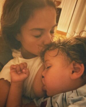 Sandra Silva Instagram - Semana mundial do aleitamento materno 🤱🏽💜

Disclaimer: válido qualquer caminho e qualquer escolha, este é apenas um post sobre amamentação. 

Por aqui vamos com 2,5 anos desta dança, um momento só nosso ✨ Um caminho que começou sem estarmos alinhados, mas graças a ajuda foi possível.

Partilho o texto da querida @inesrpais munido de informação fidedigna “A amamentação é uma das formas mais eficazes de garantir a saúde e a sobrevivência de um bebé e criança. Seja em que país ou em que tipo de família for, porque o leite materno é o combustível-ouro para o corpo de um bebé.

Se todos os bebés do mundo entre os 0 e os 2 anos fossem amamentados de forma optimizada, poderiam salvar-se mais de 820.000 vidas de bebés e crianças com menos de 5 anos, anualmente (OMS, 2023).

O leite materno não é só sobre o fornecimento de calorias. É protetor de doença, para o bebé (infeções, diarreias, diabetes, obesidade…) e para a mãe (cancro da mama e do ovário, osteoporose, diabetes, depressão…), melhora o desenvolvimento infantil, traz ganhos económicos para a família e para o país pela redução dos custos de saúde, melhora o desempenho académico e está associado a rendimentos mais elevados na vida adulta.

Eu sei que enquanto sociedade nos custa ouvir isto - e não sou eu que o digo, a lactação humana é uma ciência amplamente estudada. Custa-nos porque de facto a maioria não consegue amamentar, apesar da maioria querer (em Portugal, apenas 22% dos bebés são exclusivamente amamentados por 6 meses). Mas no grosso dos casos não é porque o corpo falha, como tantas vezes fazem parecer. É porque vigora um tremendo desapoio à amamentação. Desapoio, que é ainda mais danoso que a ausência de apoio. E isso não é culpa das mães.

Precisamos de mais literacia, precisamos de mais gente no barco a entender que a amamentação é assunto sério, precisamos de capacitar, precisamos de verdadeiramente estar do lado dos bebés e das mães - e isso também é estar do lado de tudo o resto. A amamentação é assunto de todos e por isso o seu (bom) apoio precisa de se tornar acessível a todos.” 

#semanamundialdoaleitamentomaterno