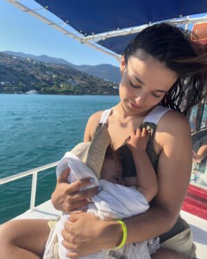 Sandra Silva Instagram - Semana mundial do aleitamento materno 🤱🏽💜

Disclaimer: válido qualquer caminho e qualquer escolha, este é apenas um post sobre amamentação. 

Por aqui vamos com 2,5 anos desta dança, um momento só nosso ✨ Um caminho que começou sem estarmos alinhados, mas graças a ajuda foi possível.

Partilho o texto da querida @inesrpais munido de informação fidedigna “A amamentação é uma das formas mais eficazes de garantir a saúde e a sobrevivência de um bebé e criança. Seja em que país ou em que tipo de família for, porque o leite materno é o combustível-ouro para o corpo de um bebé.

Se todos os bebés do mundo entre os 0 e os 2 anos fossem amamentados de forma optimizada, poderiam salvar-se mais de 820.000 vidas de bebés e crianças com menos de 5 anos, anualmente (OMS, 2023).

O leite materno não é só sobre o fornecimento de calorias. É protetor de doença, para o bebé (infeções, diarreias, diabetes, obesidade…) e para a mãe (cancro da mama e do ovário, osteoporose, diabetes, depressão…), melhora o desenvolvimento infantil, traz ganhos económicos para a família e para o país pela redução dos custos de saúde, melhora o desempenho académico e está associado a rendimentos mais elevados na vida adulta.

Eu sei que enquanto sociedade nos custa ouvir isto - e não sou eu que o digo, a lactação humana é uma ciência amplamente estudada. Custa-nos porque de facto a maioria não consegue amamentar, apesar da maioria querer (em Portugal, apenas 22% dos bebés são exclusivamente amamentados por 6 meses). Mas no grosso dos casos não é porque o corpo falha, como tantas vezes fazem parecer. É porque vigora um tremendo desapoio à amamentação. Desapoio, que é ainda mais danoso que a ausência de apoio. E isso não é culpa das mães.

Precisamos de mais literacia, precisamos de mais gente no barco a entender que a amamentação é assunto sério, precisamos de capacitar, precisamos de verdadeiramente estar do lado dos bebés e das mães - e isso também é estar do lado de tudo o resto. A amamentação é assunto de todos e por isso o seu (bom) apoio precisa de se tornar acessível a todos.” 

#semanamundialdoaleitamentomaterno