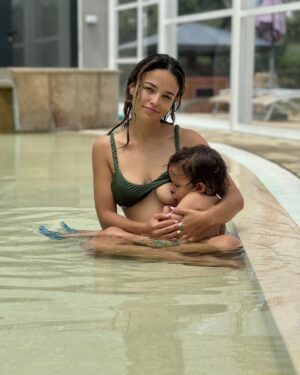 Sandra Silva Instagram - Semana mundial do aleitamento materno 🤱🏽💜

Disclaimer: válido qualquer caminho e qualquer escolha, este é apenas um post sobre amamentação. 

Por aqui vamos com 2,5 anos desta dança, um momento só nosso ✨ Um caminho que começou sem estarmos alinhados, mas graças a ajuda foi possível.

Partilho o texto da querida @inesrpais munido de informação fidedigna “A amamentação é uma das formas mais eficazes de garantir a saúde e a sobrevivência de um bebé e criança. Seja em que país ou em que tipo de família for, porque o leite materno é o combustível-ouro para o corpo de um bebé.

Se todos os bebés do mundo entre os 0 e os 2 anos fossem amamentados de forma optimizada, poderiam salvar-se mais de 820.000 vidas de bebés e crianças com menos de 5 anos, anualmente (OMS, 2023).

O leite materno não é só sobre o fornecimento de calorias. É protetor de doença, para o bebé (infeções, diarreias, diabetes, obesidade…) e para a mãe (cancro da mama e do ovário, osteoporose, diabetes, depressão…), melhora o desenvolvimento infantil, traz ganhos económicos para a família e para o país pela redução dos custos de saúde, melhora o desempenho académico e está associado a rendimentos mais elevados na vida adulta.

Eu sei que enquanto sociedade nos custa ouvir isto - e não sou eu que o digo, a lactação humana é uma ciência amplamente estudada. Custa-nos porque de facto a maioria não consegue amamentar, apesar da maioria querer (em Portugal, apenas 22% dos bebés são exclusivamente amamentados por 6 meses). Mas no grosso dos casos não é porque o corpo falha, como tantas vezes fazem parecer. É porque vigora um tremendo desapoio à amamentação. Desapoio, que é ainda mais danoso que a ausência de apoio. E isso não é culpa das mães.

Precisamos de mais literacia, precisamos de mais gente no barco a entender que a amamentação é assunto sério, precisamos de capacitar, precisamos de verdadeiramente estar do lado dos bebés e das mães - e isso também é estar do lado de tudo o resto. A amamentação é assunto de todos e por isso o seu (bom) apoio precisa de se tornar acessível a todos.” 

#semanamundialdoaleitamentomaterno