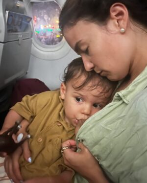 Sandra Silva Instagram - Semana mundial do aleitamento materno 🤱🏽💜

Disclaimer: válido qualquer caminho e qualquer escolha, este é apenas um post sobre amamentação. 

Por aqui vamos com 2,5 anos desta dança, um momento só nosso ✨ Um caminho que começou sem estarmos alinhados, mas graças a ajuda foi possível.

Partilho o texto da querida @inesrpais munido de informação fidedigna “A amamentação é uma das formas mais eficazes de garantir a saúde e a sobrevivência de um bebé e criança. Seja em que país ou em que tipo de família for, porque o leite materno é o combustível-ouro para o corpo de um bebé.

Se todos os bebés do mundo entre os 0 e os 2 anos fossem amamentados de forma optimizada, poderiam salvar-se mais de 820.000 vidas de bebés e crianças com menos de 5 anos, anualmente (OMS, 2023).

O leite materno não é só sobre o fornecimento de calorias. É protetor de doença, para o bebé (infeções, diarreias, diabetes, obesidade…) e para a mãe (cancro da mama e do ovário, osteoporose, diabetes, depressão…), melhora o desenvolvimento infantil, traz ganhos económicos para a família e para o país pela redução dos custos de saúde, melhora o desempenho académico e está associado a rendimentos mais elevados na vida adulta.

Eu sei que enquanto sociedade nos custa ouvir isto - e não sou eu que o digo, a lactação humana é uma ciência amplamente estudada. Custa-nos porque de facto a maioria não consegue amamentar, apesar da maioria querer (em Portugal, apenas 22% dos bebés são exclusivamente amamentados por 6 meses). Mas no grosso dos casos não é porque o corpo falha, como tantas vezes fazem parecer. É porque vigora um tremendo desapoio à amamentação. Desapoio, que é ainda mais danoso que a ausência de apoio. E isso não é culpa das mães.

Precisamos de mais literacia, precisamos de mais gente no barco a entender que a amamentação é assunto sério, precisamos de capacitar, precisamos de verdadeiramente estar do lado dos bebés e das mães - e isso também é estar do lado de tudo o resto. A amamentação é assunto de todos e por isso o seu (bom) apoio precisa de se tornar acessível a todos.” 

#semanamundialdoaleitamentomaterno