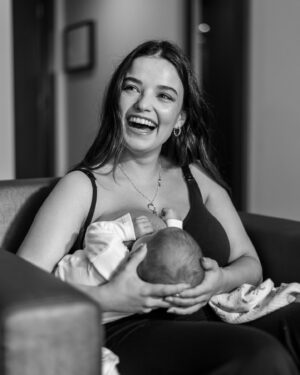 Sandra Silva Instagram - Semana mundial do aleitamento materno 🤱🏽💜

Disclaimer: válido qualquer caminho e qualquer escolha, este é apenas um post sobre amamentação. 

Por aqui vamos com 2,5 anos desta dança, um momento só nosso ✨ Um caminho que começou sem estarmos alinhados, mas graças a ajuda foi possível.

Partilho o texto da querida @inesrpais munido de informação fidedigna “A amamentação é uma das formas mais eficazes de garantir a saúde e a sobrevivência de um bebé e criança. Seja em que país ou em que tipo de família for, porque o leite materno é o combustível-ouro para o corpo de um bebé.

Se todos os bebés do mundo entre os 0 e os 2 anos fossem amamentados de forma optimizada, poderiam salvar-se mais de 820.000 vidas de bebés e crianças com menos de 5 anos, anualmente (OMS, 2023).

O leite materno não é só sobre o fornecimento de calorias. É protetor de doença, para o bebé (infeções, diarreias, diabetes, obesidade…) e para a mãe (cancro da mama e do ovário, osteoporose, diabetes, depressão…), melhora o desenvolvimento infantil, traz ganhos económicos para a família e para o país pela redução dos custos de saúde, melhora o desempenho académico e está associado a rendimentos mais elevados na vida adulta.

Eu sei que enquanto sociedade nos custa ouvir isto - e não sou eu que o digo, a lactação humana é uma ciência amplamente estudada. Custa-nos porque de facto a maioria não consegue amamentar, apesar da maioria querer (em Portugal, apenas 22% dos bebés são exclusivamente amamentados por 6 meses). Mas no grosso dos casos não é porque o corpo falha, como tantas vezes fazem parecer. É porque vigora um tremendo desapoio à amamentação. Desapoio, que é ainda mais danoso que a ausência de apoio. E isso não é culpa das mães.

Precisamos de mais literacia, precisamos de mais gente no barco a entender que a amamentação é assunto sério, precisamos de capacitar, precisamos de verdadeiramente estar do lado dos bebés e das mães - e isso também é estar do lado de tudo o resto. A amamentação é assunto de todos e por isso o seu (bom) apoio precisa de se tornar acessível a todos.” 

#semanamundialdoaleitamentomaterno
