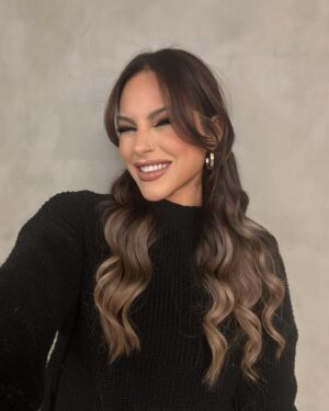 Sandri Oliveira Instagram - Sandri em: tarde no salão 💅 ainda tô apaixonada por essa produção!
Beauty/hair por @_carvalhojuniior_ 
On @renoir_e_ricardomaia