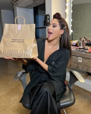 Sandri Oliveira Instagram - Sandri em: tarde no salão 💅 ainda tô apaixonada por essa produção!
Beauty/hair por @_carvalhojuniior_ 
On @renoir_e_ricardomaia