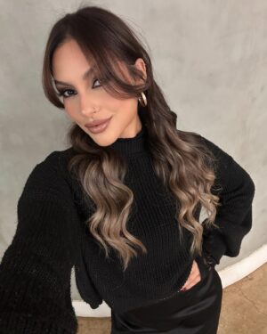Sandri Oliveira Instagram - Sandri em: tarde no salão 💅 ainda tô apaixonada por essa produção!
Beauty/hair por @_carvalhojuniior_ 
On @renoir_e_ricardomaia