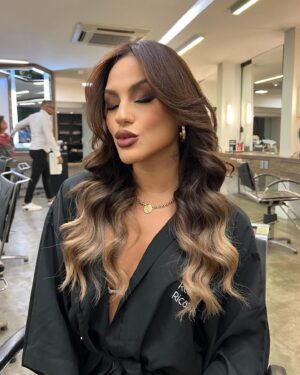 Sandri Oliveira Instagram - Sandri em: tarde no salão 💅 ainda tô apaixonada por essa produção!
Beauty/hair por @_carvalhojuniior_ 
On @renoir_e_ricardomaia