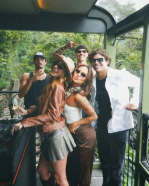 Sandri Oliveira Instagram - Grupinho diversão garantida ✌️🌙✨ lendários. 
🛤️: @serraverde_oficial 
🍾: @seja.lendaa