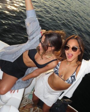 Sandri Oliveira Instagram - Fun n friendss 🌅🌊✨ they match my freakk 💋