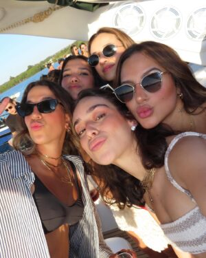 Sandri Oliveira Instagram - Fun n friendss 🌅🌊✨ they match my freakk 💋