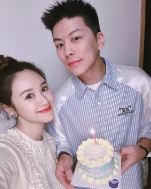 Sandy Wu Instagram - #sandywuofficial

These sum up my beautiful 34th birthday.
Family-oriented, perfectly relaxing and pampering.

2024.08.15

我們一起做了一桌地中海料理，配著康普茶開心地享受，
芥蘭貓耳朵麵、香料煎羊排、茄汁花生醬燉雞、
海鮮辣蒟蒻麵、橄欖酸豆煎鱸魚、蛤蜊小卷炒漬蘆筍⋯
好吃又有趣，一起做菜的療癒是無與倫比的好東西，
而一同坐席的聊聊笑笑更是我最最最深愛的溫暖泉源。

感謝給予我時間的家人，我愛你們。

今日壽星穿搭，用有趣的連身褲配早上剛收到王先生的禮物，
孕後期的我已經每天都背著重重的大肚子，
實在很少衣褲能搭好看點兒～就儘量吧✨

今年共吃到三顆我的專屬蛋糕，
都是同一家品牌用愛特別客製的作品！
每次端著許願吹蠟燭都有種可愛又難以忘懷的幽默感；
是你嗎？啊，是你啊！🍰不太甜，真棒。

整日感受兒女陪伴，一個東奔西跑，一個南拳北腿，
兩位存在感極高的孩子，謝謝你們啊⋯
身為吳姍儒的你們媽媽我，真的，很感謝喔。

為了我用心慶生一整天的王先生呢～
在一天的最後（真的是最後的最後）
突然又端出一顆迷你蛋糕（可愛小驚喜連連🥳）

“I love seeing you happy”

讓我們繼續學習踏實快樂且好好寫答案的人生吧！

今天要聽：Eye(s) by LÜCY