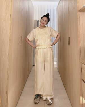 Sandy Wu Instagram - #sandywuofficial

These sum up my beautiful 34th birthday.
Family-oriented, perfectly relaxing and pampering.

2024.08.15

我們一起做了一桌地中海料理，配著康普茶開心地享受，
芥蘭貓耳朵麵、香料煎羊排、茄汁花生醬燉雞、
海鮮辣蒟蒻麵、橄欖酸豆煎鱸魚、蛤蜊小卷炒漬蘆筍⋯
好吃又有趣，一起做菜的療癒是無與倫比的好東西，
而一同坐席的聊聊笑笑更是我最最最深愛的溫暖泉源。

感謝給予我時間的家人，我愛你們。

今日壽星穿搭，用有趣的連身褲配早上剛收到王先生的禮物，
孕後期的我已經每天都背著重重的大肚子，
實在很少衣褲能搭好看點兒～就儘量吧✨

今年共吃到三顆我的專屬蛋糕，
都是同一家品牌用愛特別客製的作品！
每次端著許願吹蠟燭都有種可愛又難以忘懷的幽默感；
是你嗎？啊，是你啊！🍰不太甜，真棒。

整日感受兒女陪伴，一個東奔西跑，一個南拳北腿，
兩位存在感極高的孩子，謝謝你們啊⋯
身為吳姍儒的你們媽媽我，真的，很感謝喔。

為了我用心慶生一整天的王先生呢～
在一天的最後（真的是最後的最後）
突然又端出一顆迷你蛋糕（可愛小驚喜連連🥳）

“I love seeing you happy”

讓我們繼續學習踏實快樂且好好寫答案的人生吧！

今天要聽：Eye(s) by LÜCY