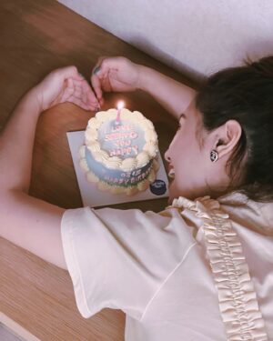 Sandy Wu Instagram - #sandywuofficial

These sum up my beautiful 34th birthday.
Family-oriented, perfectly relaxing and pampering.

2024.08.15

我們一起做了一桌地中海料理，配著康普茶開心地享受，
芥蘭貓耳朵麵、香料煎羊排、茄汁花生醬燉雞、
海鮮辣蒟蒻麵、橄欖酸豆煎鱸魚、蛤蜊小卷炒漬蘆筍⋯
好吃又有趣，一起做菜的療癒是無與倫比的好東西，
而一同坐席的聊聊笑笑更是我最最最深愛的溫暖泉源。

感謝給予我時間的家人，我愛你們。

今日壽星穿搭，用有趣的連身褲配早上剛收到王先生的禮物，
孕後期的我已經每天都背著重重的大肚子，
實在很少衣褲能搭好看點兒～就儘量吧✨

今年共吃到三顆我的專屬蛋糕，
都是同一家品牌用愛特別客製的作品！
每次端著許願吹蠟燭都有種可愛又難以忘懷的幽默感；
是你嗎？啊，是你啊！🍰不太甜，真棒。

整日感受兒女陪伴，一個東奔西跑，一個南拳北腿，
兩位存在感極高的孩子，謝謝你們啊⋯
身為吳姍儒的你們媽媽我，真的，很感謝喔。

為了我用心慶生一整天的王先生呢～
在一天的最後（真的是最後的最後）
突然又端出一顆迷你蛋糕（可愛小驚喜連連🥳）

“I love seeing you happy”

讓我們繼續學習踏實快樂且好好寫答案的人生吧！

今天要聽：Eye(s) by LÜCY
