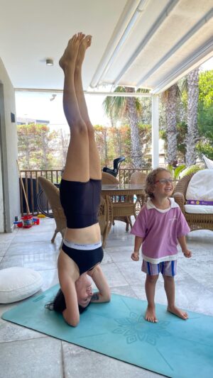 Sanem Bahçekapılı Instagram - Sabah yogası ve baş duruşu yapamayan erkoların heyecanı ajsjsjsj