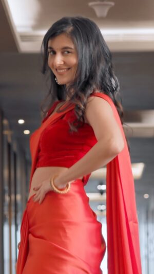 Sanjana Sarathy Instagram - The “chammak chalo” fever is real 😏❤️
love for @iamsrk is eternal! 
.
.
.
🎥 : @advik.r.sudharsan 
Saree : @hafsaaddotcom 
Hair : @haripriyamakeupartist 
Location : @westin.chennai 
.
.
.
#saree #red #dance #sanjanasarathy #srk