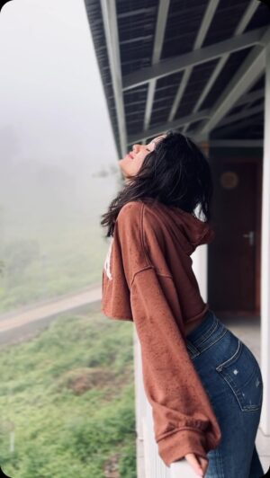 Sanjana Tiwari Instagram - Rain never felt so good! ⛰️🍃🌧️

📸 @varshithaa.govardan 

#raindrops #travel #reels #reelitfeelit #kodaikanal